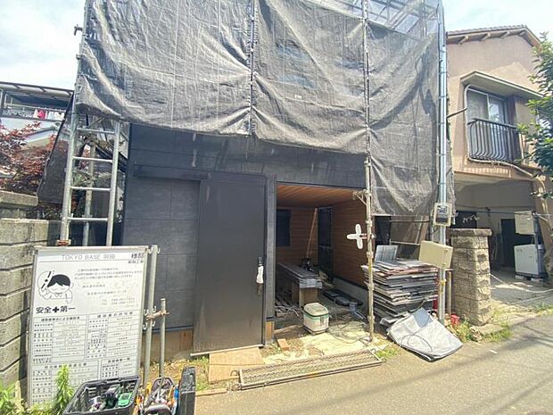 この街ならではの美しい風景と、ここから紡がれる物語を建物外観から始まります。