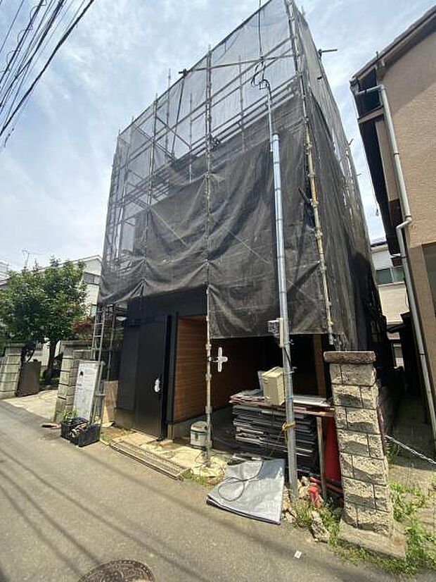 お住まいの前を通るのはご近所さんだけの閑静な道路です。静かな住環境を叶えられます。