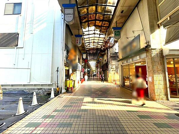 活気あふれる商店街