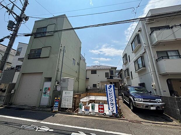 こちらの物件は、建築条件付き売り地となります。建築条件とは「建築会社が決まっている」という内容です。間取りは自由に作れますので、一緒に良い住まいを作りましょう。