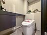 トイレ：清潔感のあるシンプルで使いやすいトイレです。