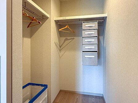 ウォークインクローゼットには普段使わない季節用品やトランクなど、大きなものもラクラク収納できます。