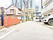 お住まいの前を通るのはご近所さんだけの閑静な道です。静かな住環境を叶えられます。