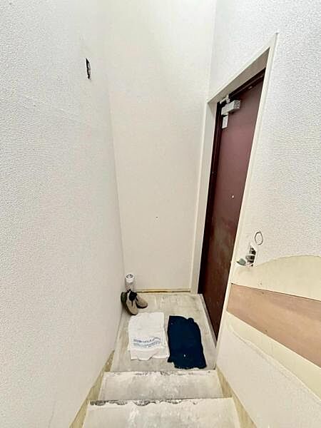 雑多な玄関でなくスッキリ空間としての家の顔にできるよう設計しました。