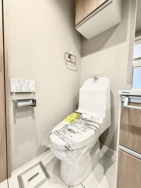 白を基調としたウォシュレットトイレは清潔感あるプライベート空間を演出します。