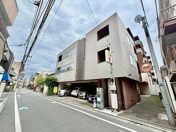 凛とした表情を見せる外観は時の移り変わりの中で様々な表情を見せてくれます。
