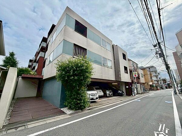 前面道路は車通りの少ない道です。小さなお子様も安心してお過ごしいただけます。