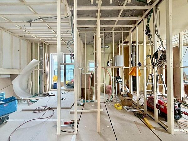 住まう方自身でカスタマイズして頂けるように「シンプル」にデザインされた室内。