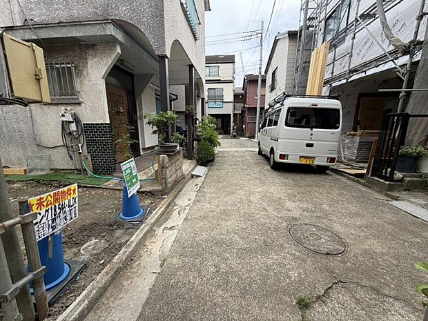 現地を出て左手に見える道の写真です。