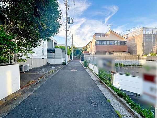 前面道路は車通りの少ない道です。小さなお子様も安心してお過ごしいただけます。