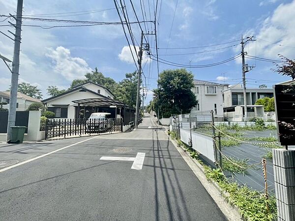 車通りの少ない道路で小さなお子様も安心。家と同じくらい周辺環境は大切なもの。図面だけでは分からない現地の雰囲気もご確認くださいませ。