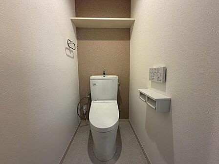 白を基調としたウォシュレットトイレは清潔感あるプライベート空間を演出します。