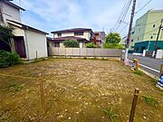 周囲に遮るものがなく、心地よい風と青空が広がる現地です