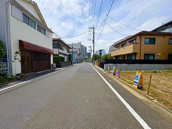 幅員のある道路で、車の出入りもスムーズに行えます。