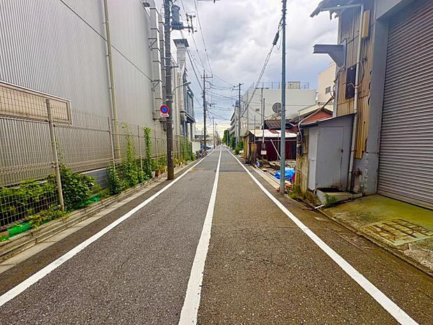 幅員のある道路で、車の出入りもスムーズに行えます。