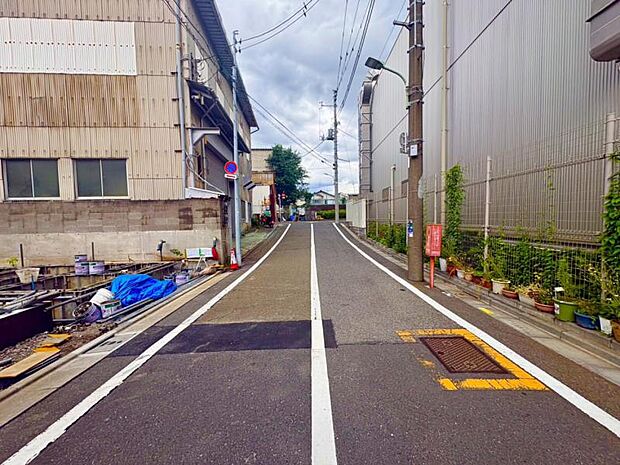 幅員のある道路で、車の出入りもスムーズに行えます。