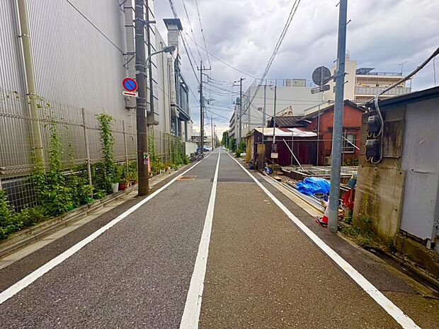 幅員のある道路で、車の出入りもスムーズに行えます。