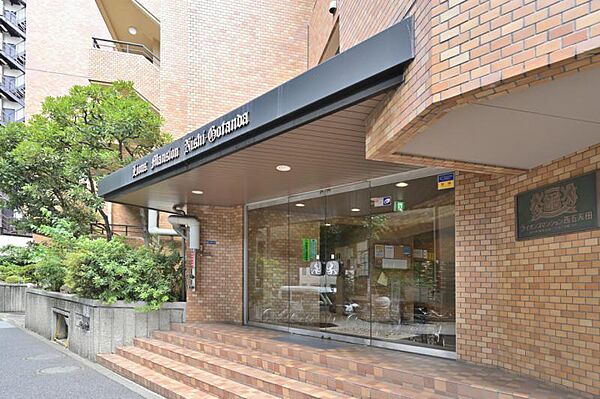 エントランスは、まさに顔となる場所。シンプルながらも格調高い雰囲気を漂わせています。