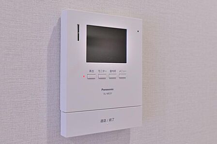 誰が来ても分かるようにテレビモニター付きインターホンを設置。防犯上でも役立ちます。