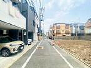 前面道路は4.5mございます。毎日のお車の出し入れもストレスなく行えます。