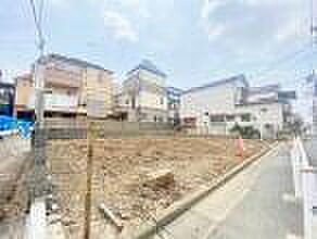 前面道路は4.5mございます。毎日のお車の出し入れもストレスなく行えます。