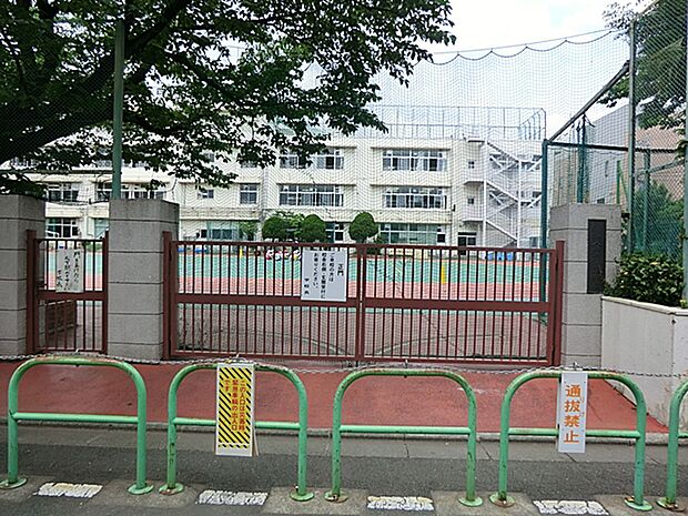 入新井第四小学校 390m