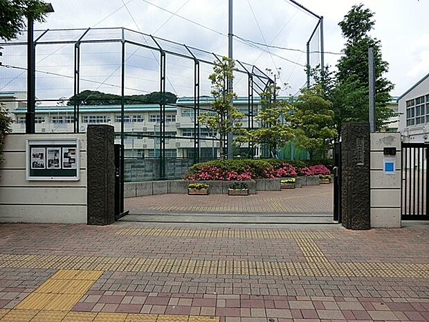 大田区立大森第三中学校 820m