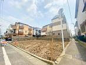 前面道路は4.5mございます。毎日のお車の出し入れもストレスなく行えます。