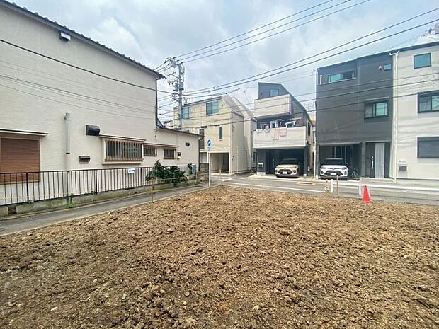 それぞれ独特の顔を持つあなただけのお住まい。各棟によって暖かい日差しの入り方・見え方も違うお住まい。実際の日当たりや現地の雰囲気もご確認くださいませ。