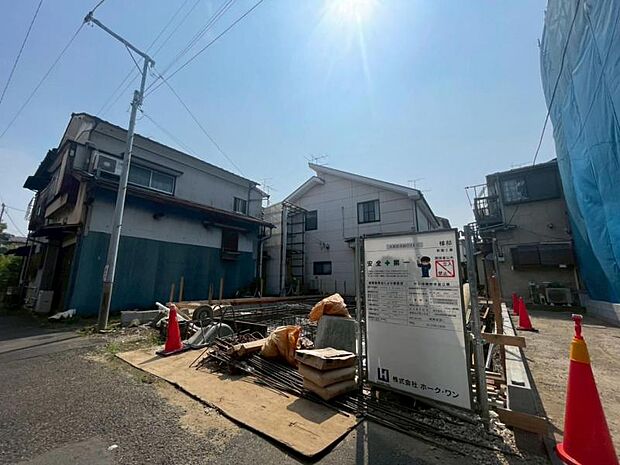 落ち着いた色合いで、周囲の街並みに馴染む外観です。