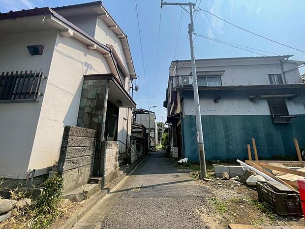 幅員のある道路で、車の出入りもスムーズに行えます。
