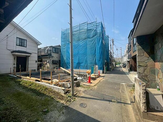 幅員のある道路で、車の出入りもスムーズに行えます。