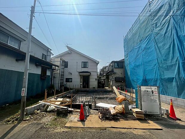 落ち着いた色合いで、周囲の街並みに馴染む外観です。