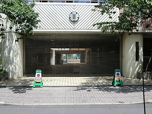 大田区立羽田小学校 220m大田区立羽田小学校まで徒歩3分(約220m)。小さなお子さまの通学も安心の距離です。