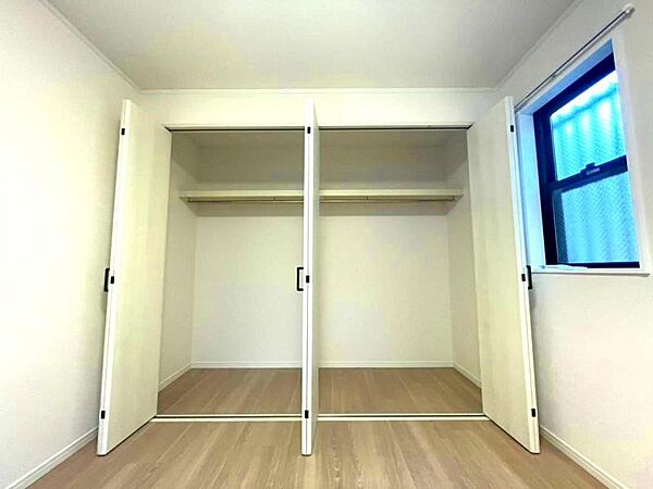 各部屋に備えられたクローゼット。ママ、パパの洋服を収納しても余裕たっぷりです。