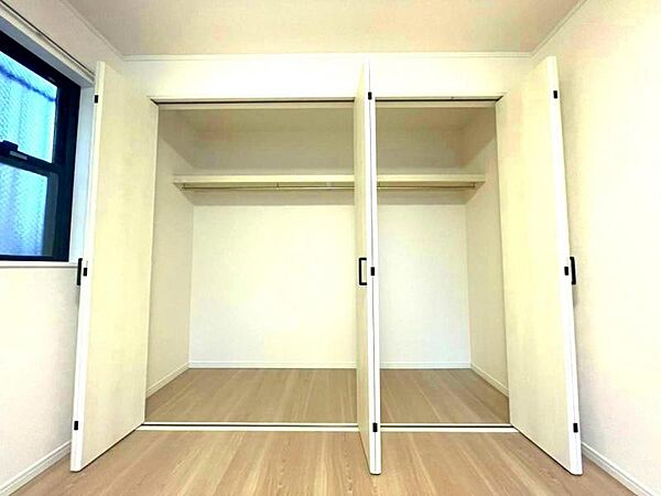 クローゼットには枕棚とハンガーパイプが備えられているので、大切なお洋服にしわを付けずにそのまましまうことが出来ます。
