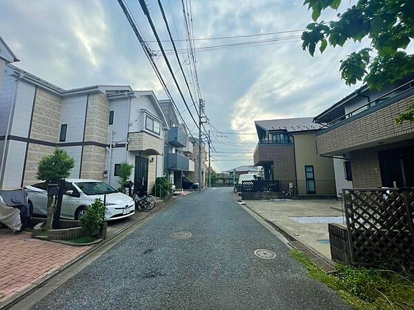 駅からの帰り道には最寄りのスーパーがございます。毎日のご通勤など非常に助かります。