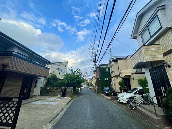 車通りの少ない前面道路