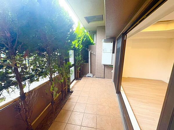 陽光、風通しのよいワイドバルコニー。お洗濯物も乾かしやすいですね。