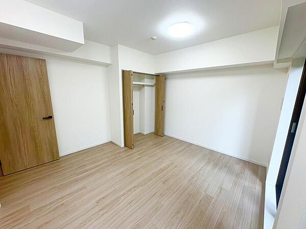 勾配天井ではない室内は二段ベッドや大型のタンスなどの配置が可能です。住まう方自身でカスタマイズして頂けるようにシンプルにデザインされております。自由度が高いので現地にて配置などを打ち合わせさせて頂きま