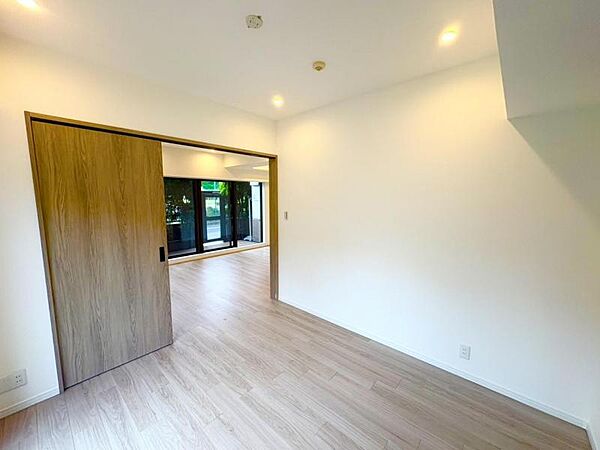 一日の疲れを取る主寝室は大型のベッドも配置が可能です。窓から注がれる光で家族とのコミュニケーションも明るくなりそうです。