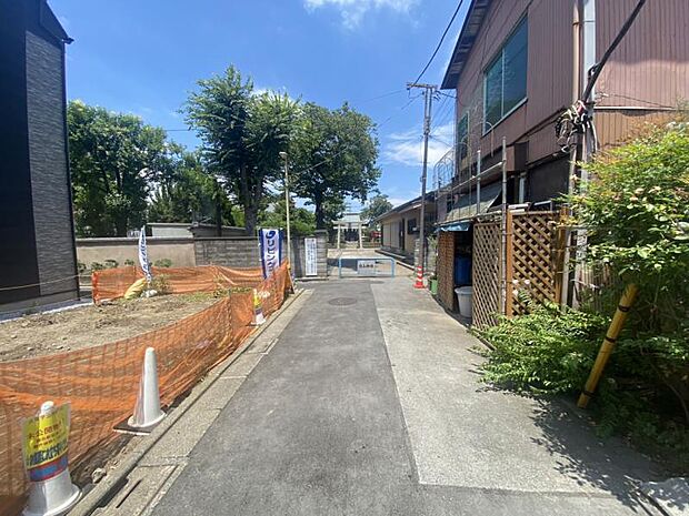 駅からの帰り道には最寄りのスーパーがございます。毎日のご通勤など非常に助かります。