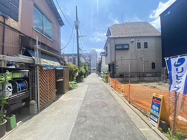 お住まいの前を通るのはご近所さんだけの閑静な私道です。静かな住環境を叶えられます。