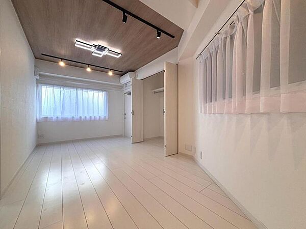 日が差し込む過ごしやすいリビングです。