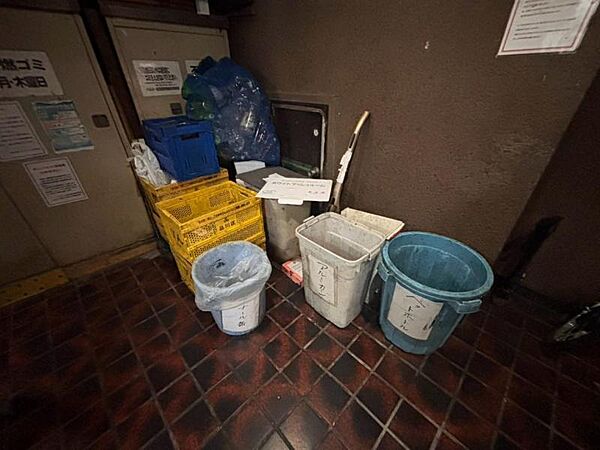 ごみ置き場です。簡単に捨てられます。