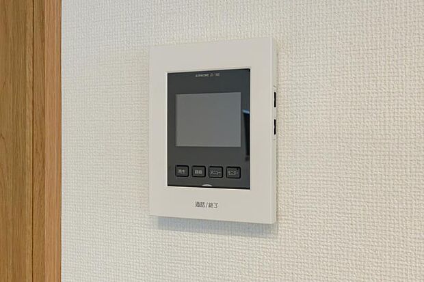 来訪者を鮮明な画像で確認できるTVモニター付インターホン。夜間や天候の悪い日もしっかりとチェック。特に奥様やお子様だけでの在宅が多いご家族は必需品です。録画機能付きなら後からも確認できます。