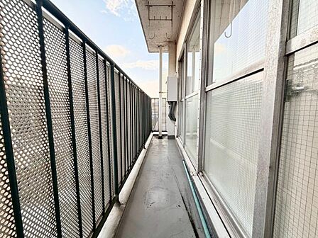 太陽の光に照らされるバルコニーを、爽やかな涼風が吹き抜けていきます。