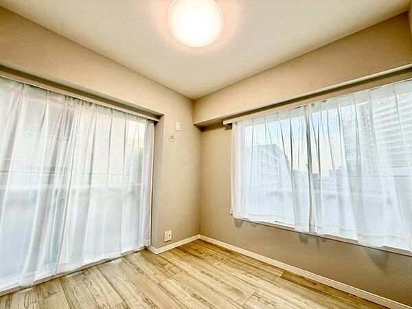 住まう方自身でカスタマイズして頂けるように「シンプル」にデザインされた室内。
