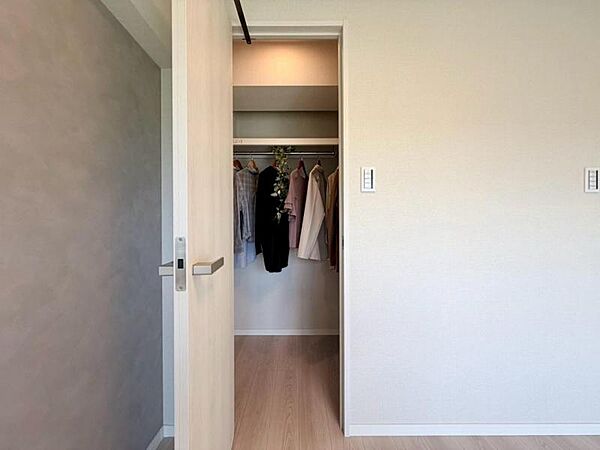 クローゼットには枕棚とハンガーパイプが備えられているので、大切なお洋服にしわを付けずにそのまましまうことが出来ます。思い出のお洋服は思い出と一緒に大切に保管しましょう。