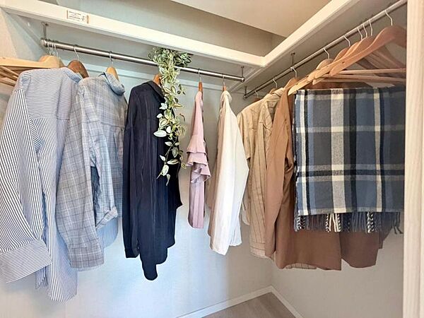 大きなウォークインクローゼットは、ママのたくさんのバッグや、お年頃のお嬢様のお洋服、ご子息様の趣味の道具やパパのビシッとしたスーツをしまってもまだまだ余裕たっぷりです。